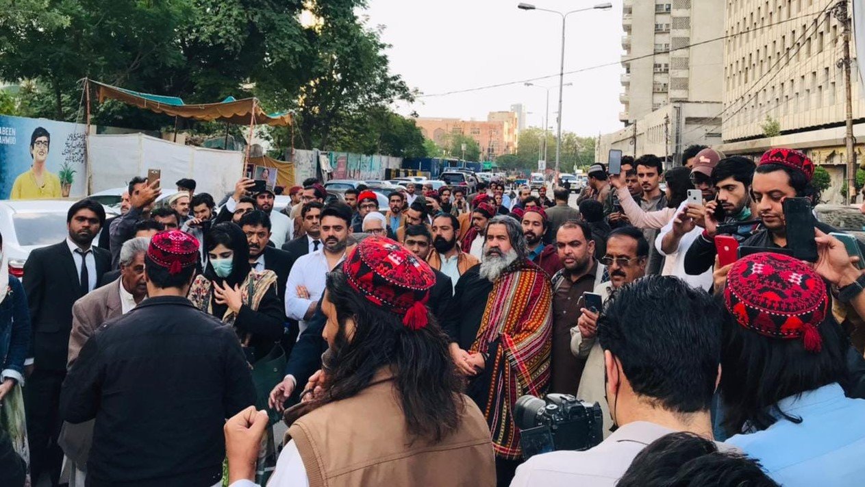 PTM protests against the raid on Qadir Khan Advocate’s house and Enforcible disappearance of his son | Zrumbesh