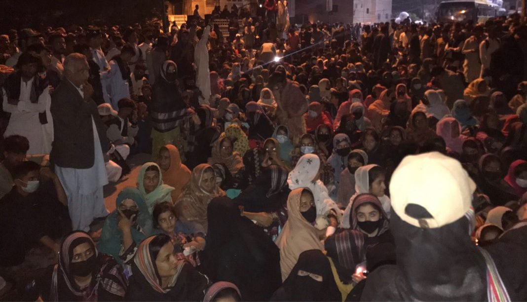 کراچی ءَ پولیس ءَ زھرشانی کنوکانی لوڈ اسپیکر برتگ ءُ باز مردم دزگیر کرتگ