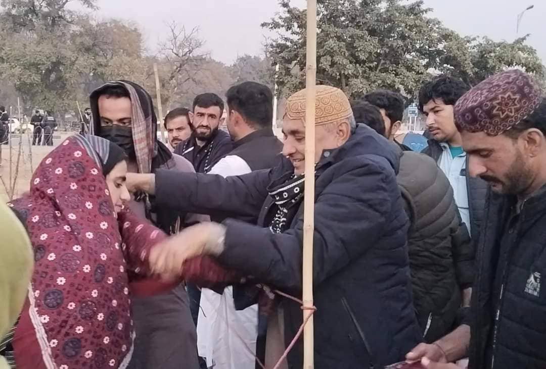 مئے دژمن یکین اِنت گڑا مارا نزیک ءُ یکجاہ بوگی اِنت۔ انام سندی