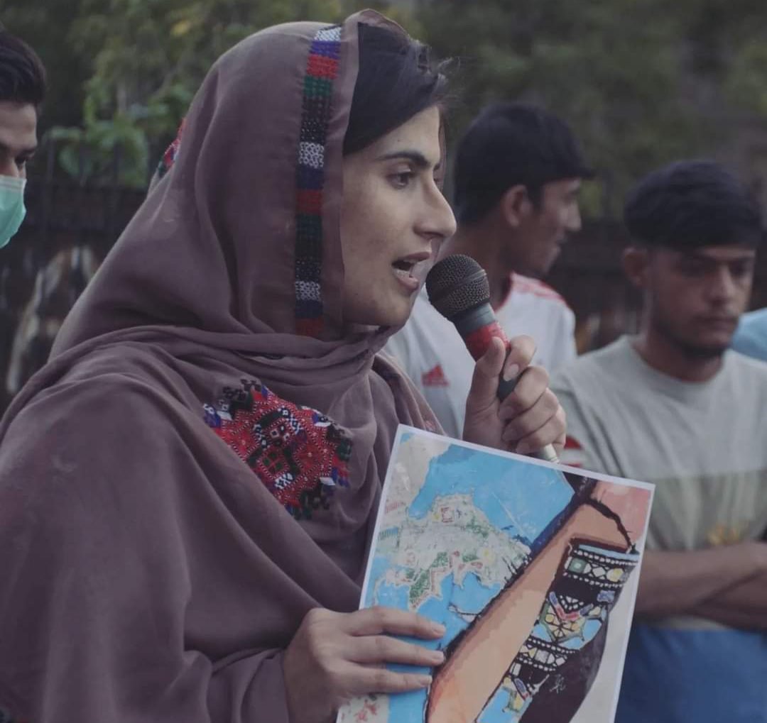 پہ وتی پدریچ ءُ باندات ءِ پھریزگ ءَ گھگیری کنگی اِنت۔ سمی دین