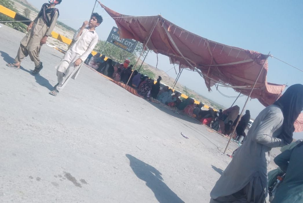 ڈی بلوچ ءَ زھرشانی نندانک ءَ نشتگیں مردم نادراہ بوگ ءَ اَنت