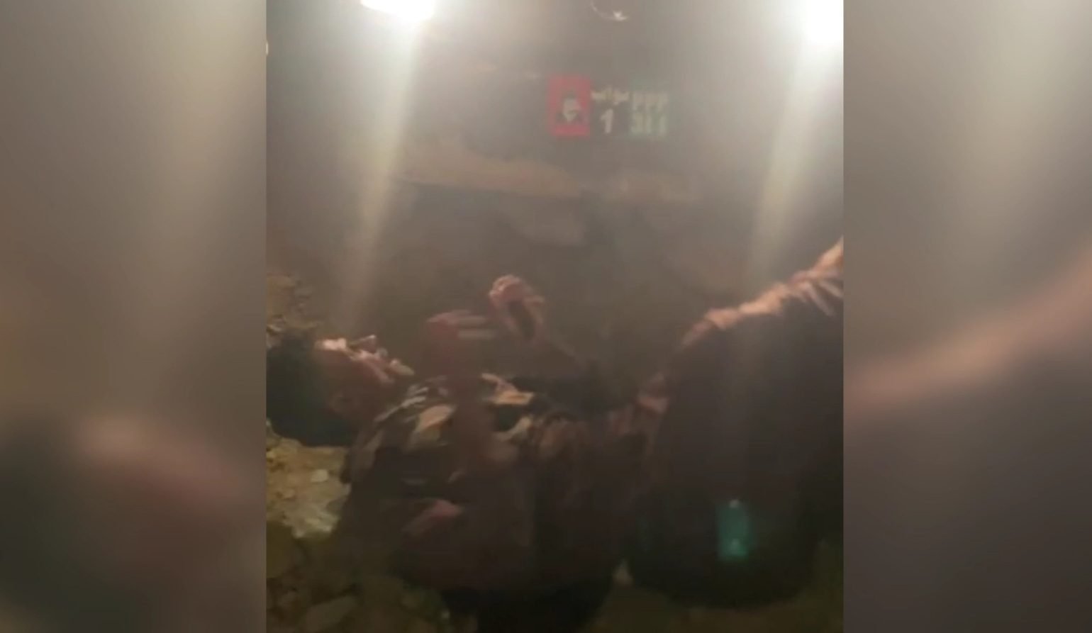 شاپک ءَ زھرشانی ءَ نشتگیں مردمانی گاڑی ءِ سر ءَ لگت دیگ ءِ جھد کنگ بوتگ