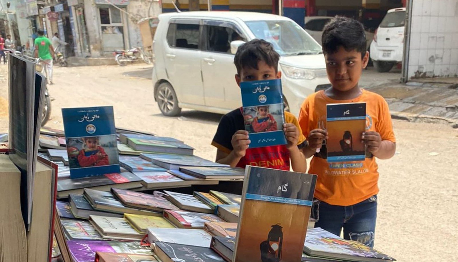 کراچی ءَ بساک ءِ نیمگ ءَ یک روچی کتاب میڑھے برجم دارگ بوتگ