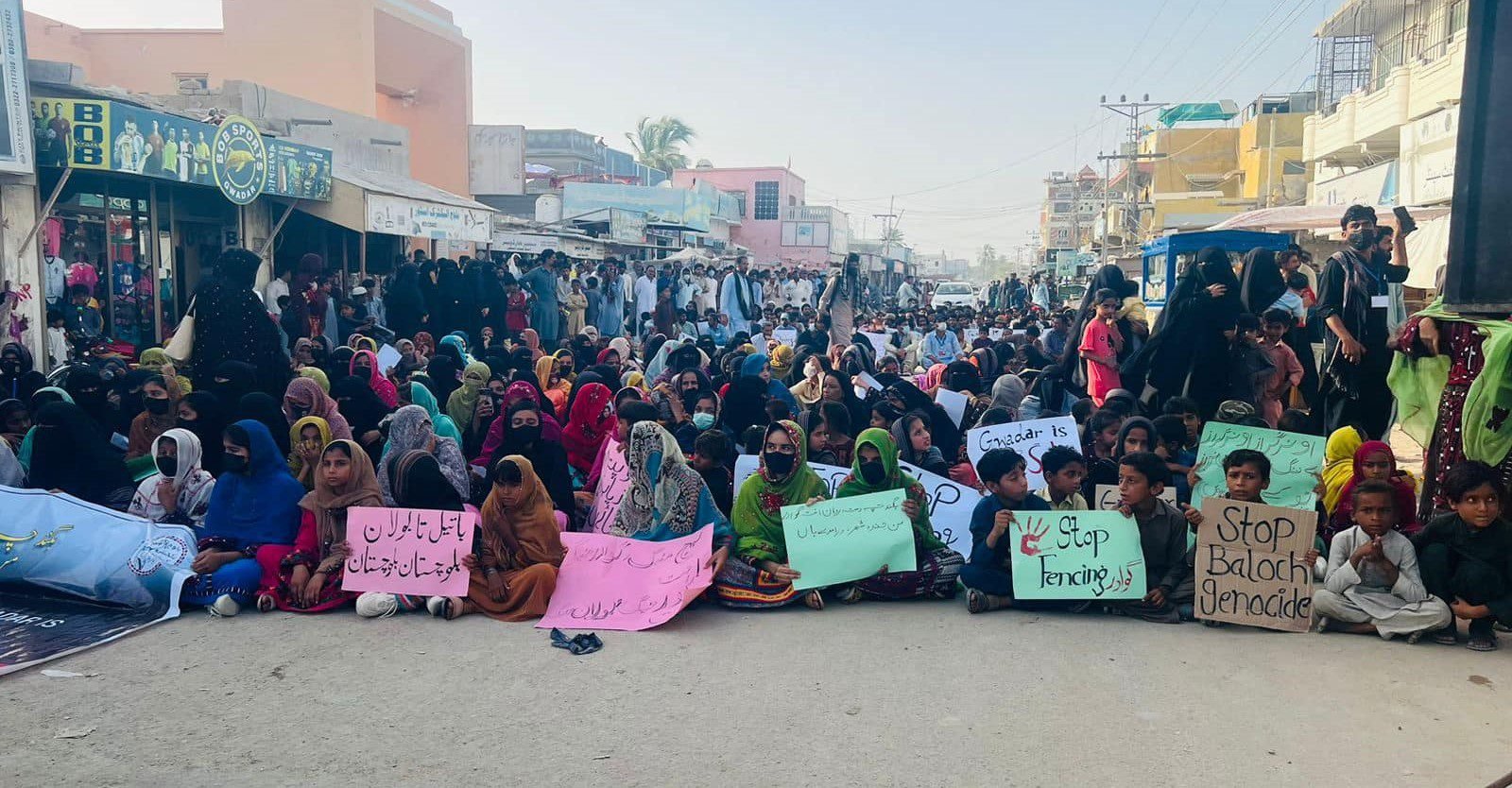 بلوچ پہ وتی سرڈگار ءُ زر ءِ پھریزگ ءَ  ساہ ءُ سر ءِ دیمونی دیگ ءَ چک ءُ پد نہ بیت۔  گوادر زھرشانی