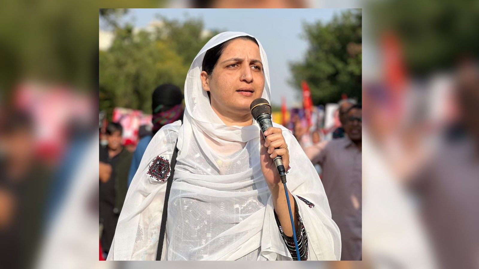 مکران بس ٹرمینل ءَ پولیس چہ بلوچستان ءَ آھوکیں مردماں دلسیاہ کنگ ءُ زراں پلگ ءَ اِنت۔ آمنہ بلوچ