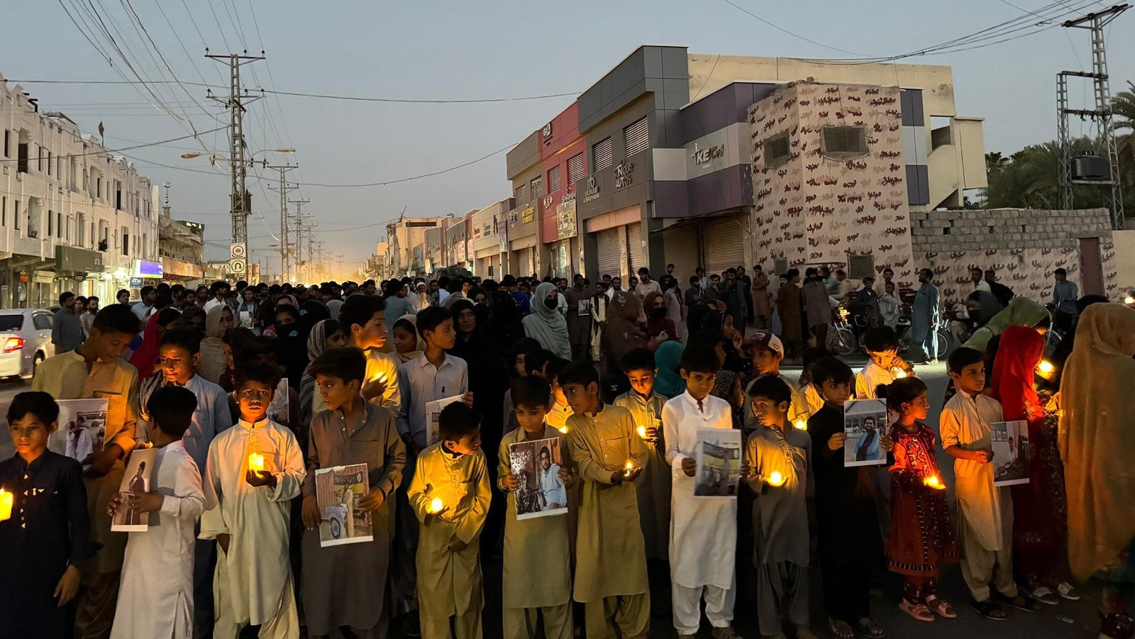 شھید پدا اھمد چاراہ ءَ نمیرانیں درویش ازیز ءِ اکسانی دیم ءَ ڈیوا بالینگ بوتگ