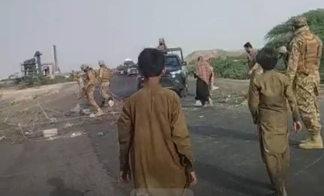 پسنی ءَ پاکستانی لشکر ءِ زور بیگواھیں بھادر بشیر ءِ کھول ءِ زھرشانی نندانک ءَ بیڑ برتگ ءُ مردم لٹ شاپ کرتگ اَنت