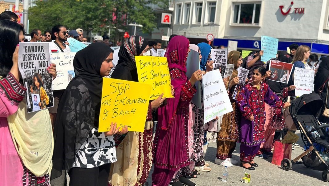 گوادر ءَ بلوچ راجی مچی ءِ سر ءَ پاکستانی لشکر ءِ ارش ءِ بگیری ءَ جرمنی ءَ زھرشانی کنگ بوتگ