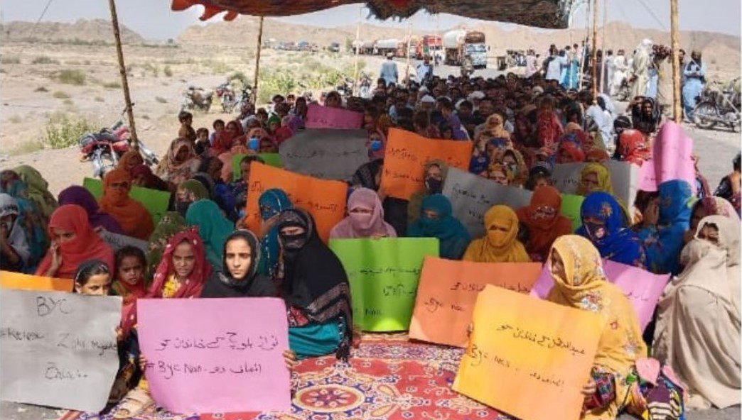 گریشگ: اگاں مئے بیگواھیں زھگ یل کنگ نہ بوت اَنت ما زھرشانی کن ایں۔ کھول