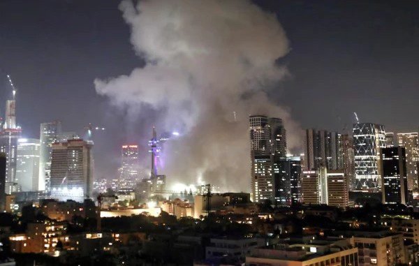 ایران ءَ اسرائیل ءِ سر ءَ پسھی ارش ءَ 300 میزائل آس داتگ ءُ دوجنگی بالگرد تباہ  کرتگ