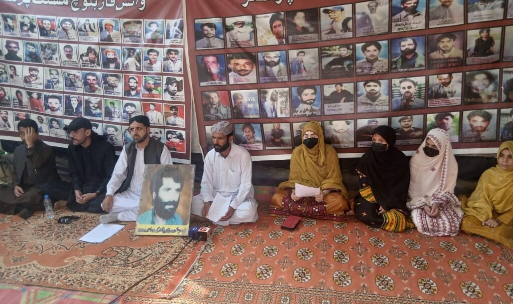 منی پت الی ازگر ءِ زوریں بیگواھی ءَ بیست ءُ چار سال سرجم بیتگ انگت بیگواہ اِنت۔ گلام پاروک