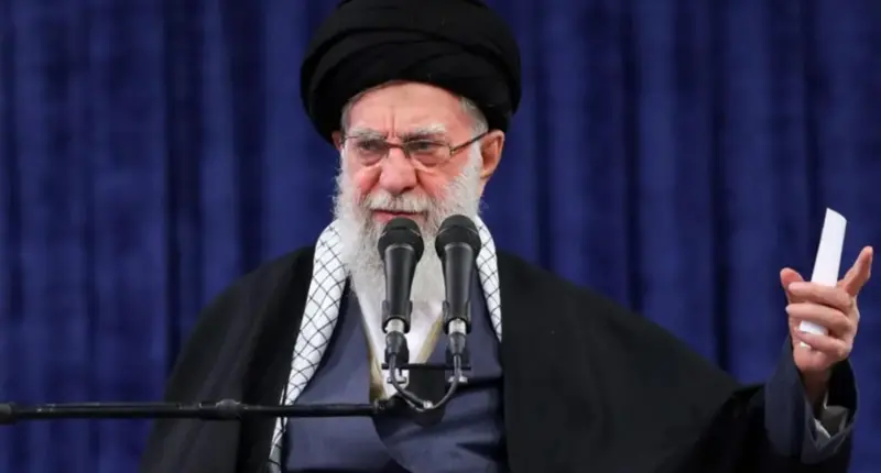 ایرانءِ سر ءَ اسرائیل ءُ امریکہ ءِ ارشانی میان ءَ آیت اللہ الی ھامنہ ای مرتگ