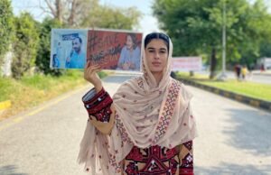 کراچی ءَ پولیس ءَ پوزیہ شاشانی دزگیر کرتگ